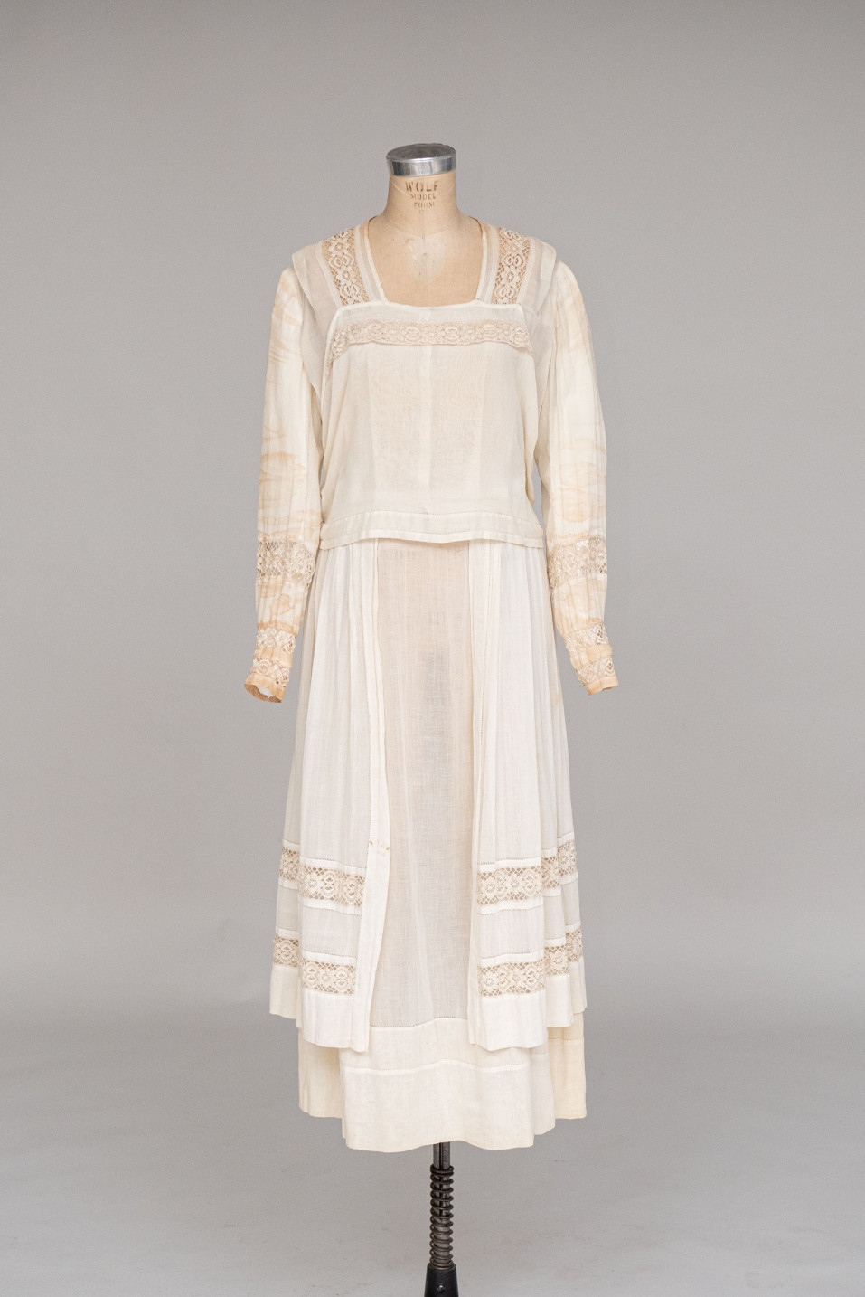 Women's lingerie dress, 1918, Cotton voile, 1987.62.1 (1)